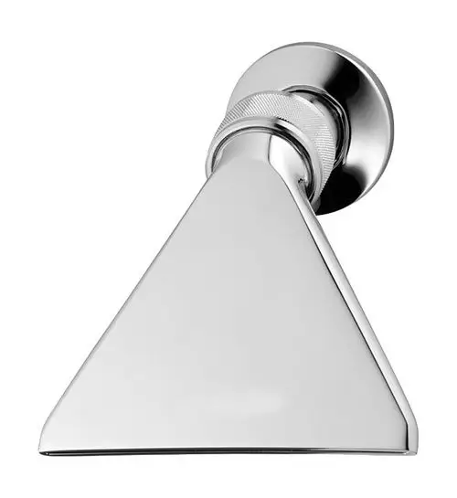 Kopfbrause in glänzendem Chrom, mit dreieckiger Form und geriffeltem Drehregler. Teil der HANSA-Serie für Badezimmerarmaturen.